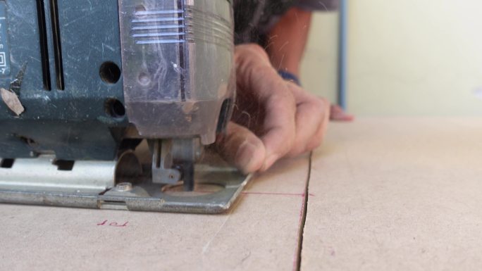 木匠用的拼图是在户外切割木头来制作工艺品