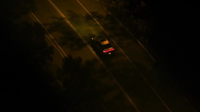 傍晚晚霞公路一辆车行驶航拍视频