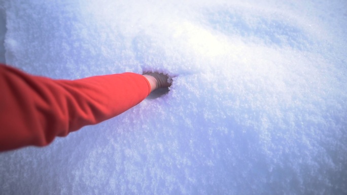 女人用手触摸第一场雪