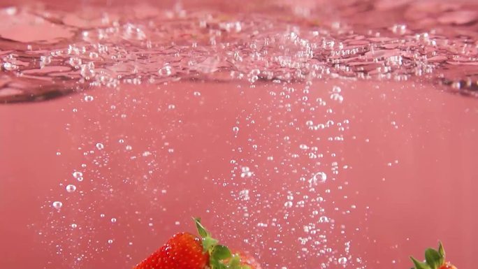 草莓落水、浮起创意实拍素材