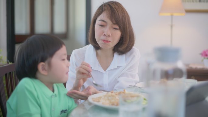 妈妈喂孩子吃饭母子喂饭照顾孩童