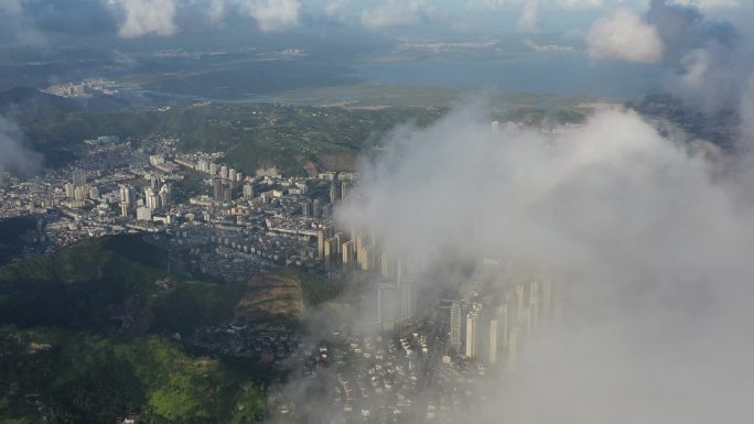 云雾中飞出出现华鸿小区及城关主要的高楼