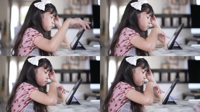 小女孩玩数字平板电脑