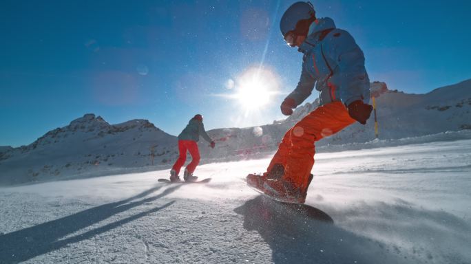两个滑雪板运动员冰雪冬奥雪山滑板冬天北京