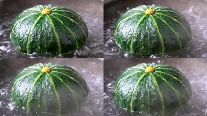 沸水中煮着的绿色小南瓜