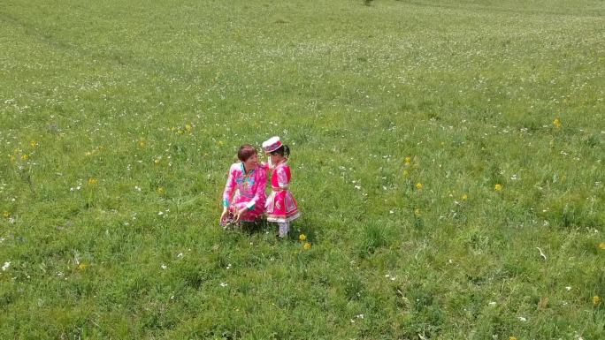 航拍穿蒙古服饰的母女