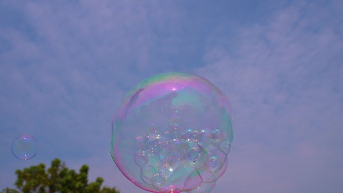 飘浮在空中的彩色泡泡/泡中泡，随后破灭