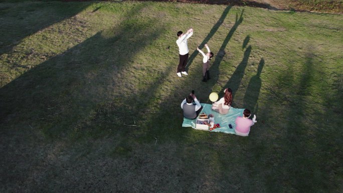 一家人在公园江边草地上欢乐的玩耍