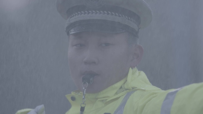 交警雨中指挥