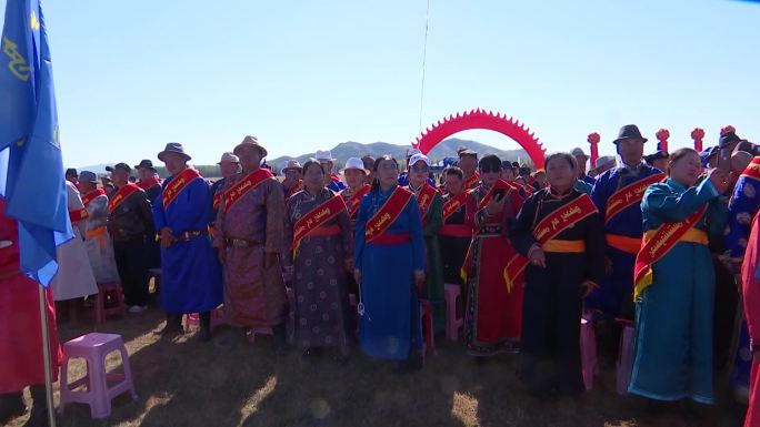 草原那达慕开幕式牧民披绶带观看致富能手