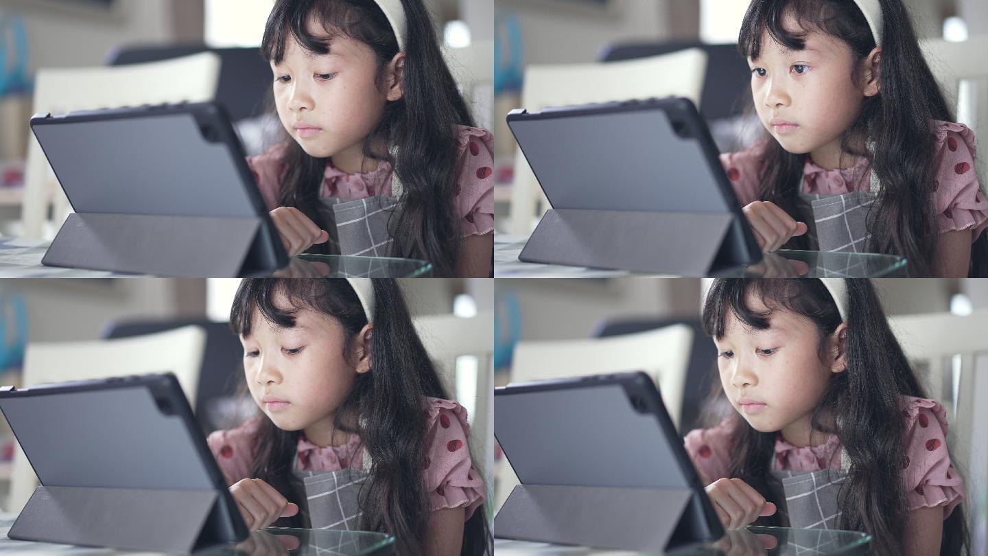 小女孩玩数字平板电脑