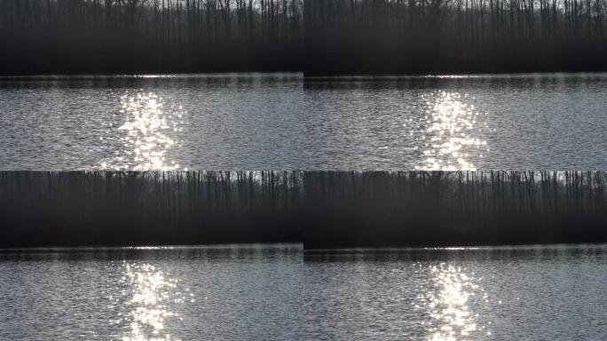 一缕阳光反射在湖面上，闪闪发光