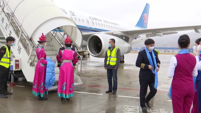 草原美女蒙古袍飞机机组人员献哈达欢迎客人