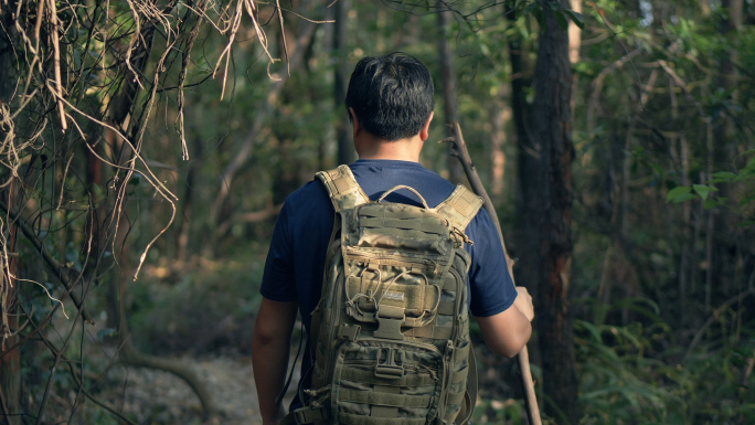 背包徒步旅行在山林行走的男性背影视频素材