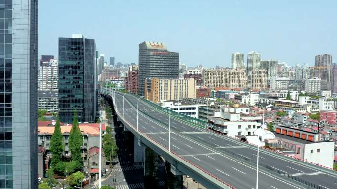 上海疫情封控期间没有车辆行驶的城市道路