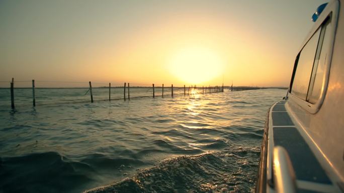 阳澄湖大闸蟹夕阳坐船快艇游湖湖水碧波荡漾