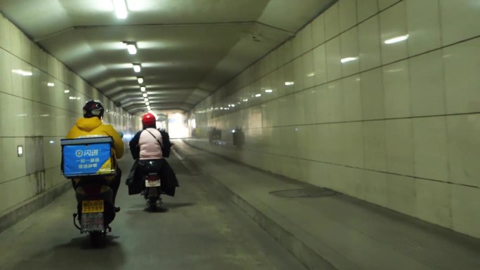 隧道  通过隧道  穿行隧道