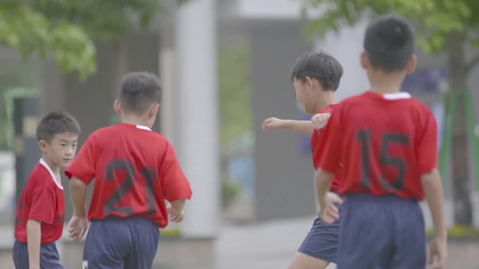 小朋友球场踢足球儿童小孩踢球运动草坪奔跑