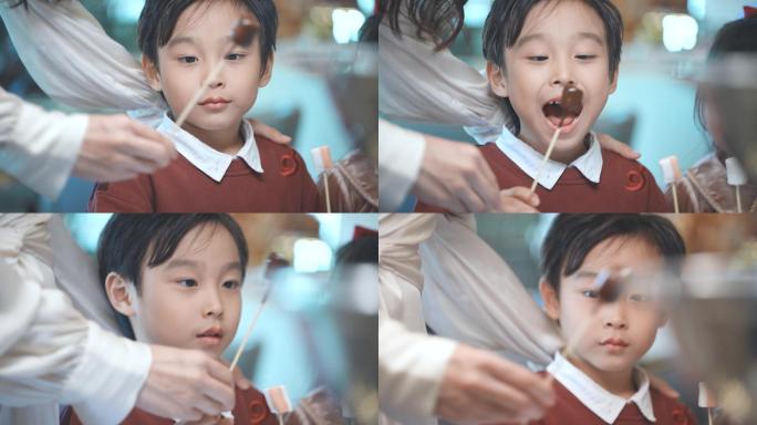 小男孩高兴的吃棒棒糖