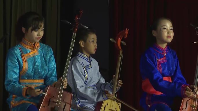 蒙古族学校礼堂马头琴表演少数民族教育