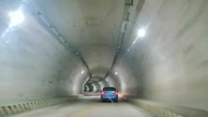 大山 穿越隧道 的 汽车