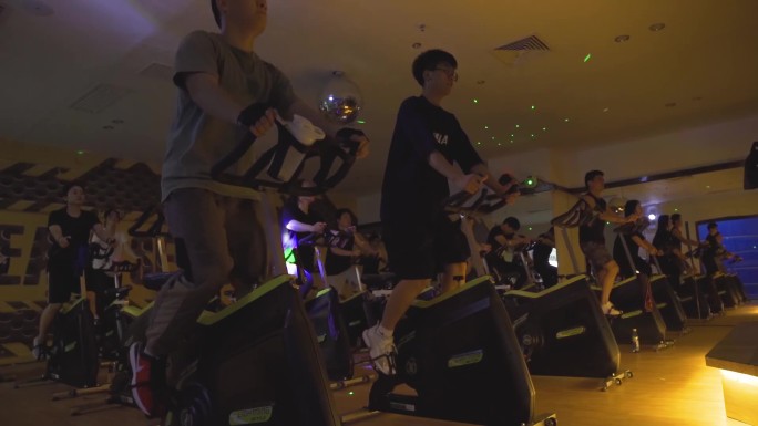 健身房动感单车有氧运动