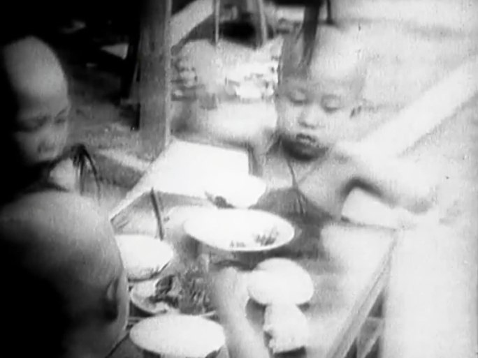 20世纪初儿童吃饭