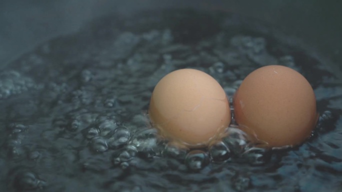 煮鸡蛋实拍早餐