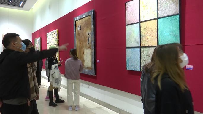 市民在图书馆美术馆参观画展艺术展览