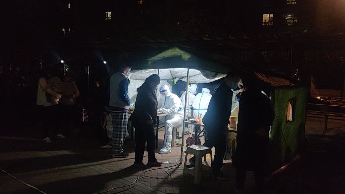 山东济南：深夜帐篷里灯光下的核酸检测