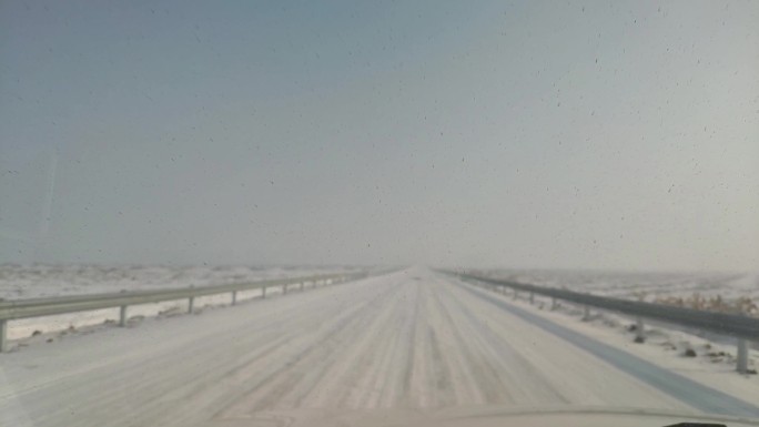 在白雪茫茫的冰雪路面开车