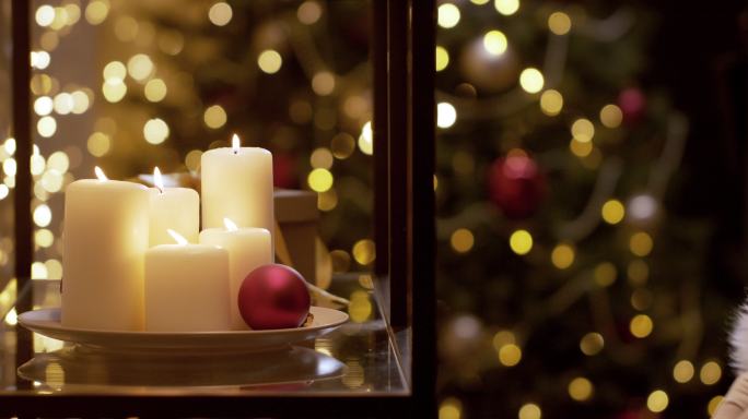 一个圣诞故事，圣诞老人的手用手指啪的一声，圣诞蜡烛点亮了。