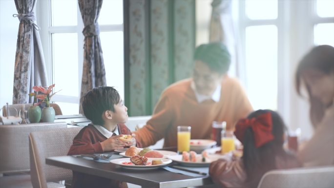 一家人一家四口吃饭西餐