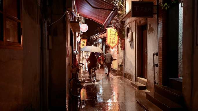 潮洲牌坊街下雨天的街道行人