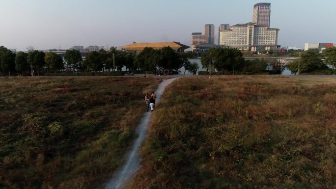 京杭之心周边草坪带模特空镜头