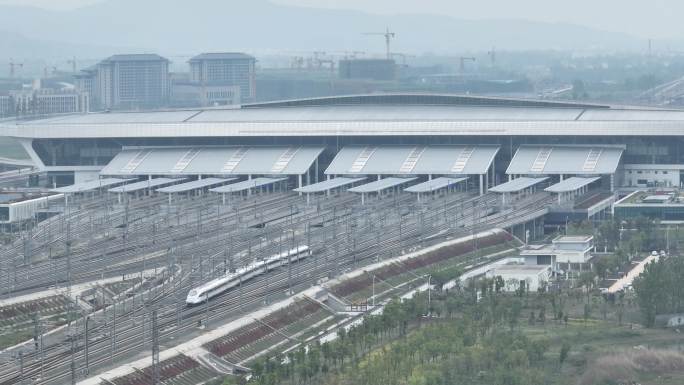 航拍襄阳东站高铁站客运列车运行城市风光