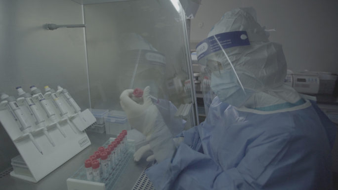 新冠病毒标本检测实验室防疫检测人员工作