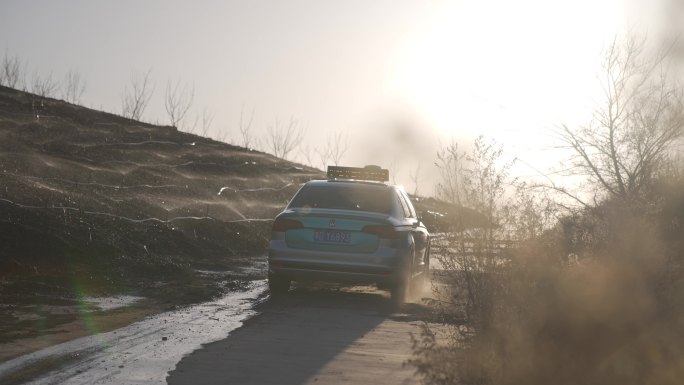 行驶在乡村道路上的出租车