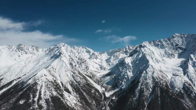 雪山视频青藏高原蓝天下雪山沟壑纵横山坡