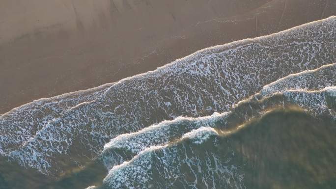 阴天海边俯拍沙滩海水浪花航拍美丽海岸线