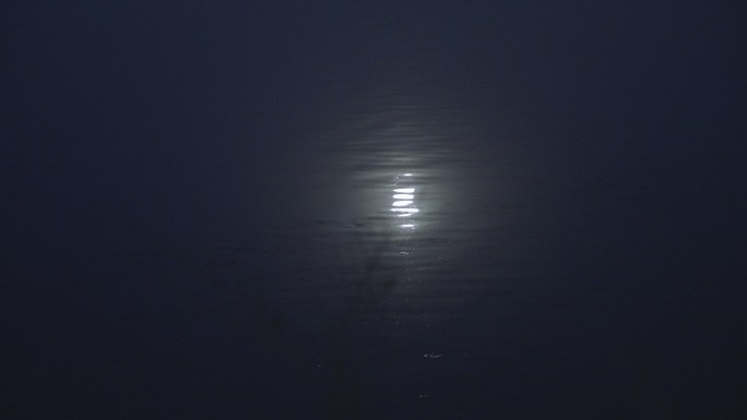 【高清4k】湖面月亮倒影