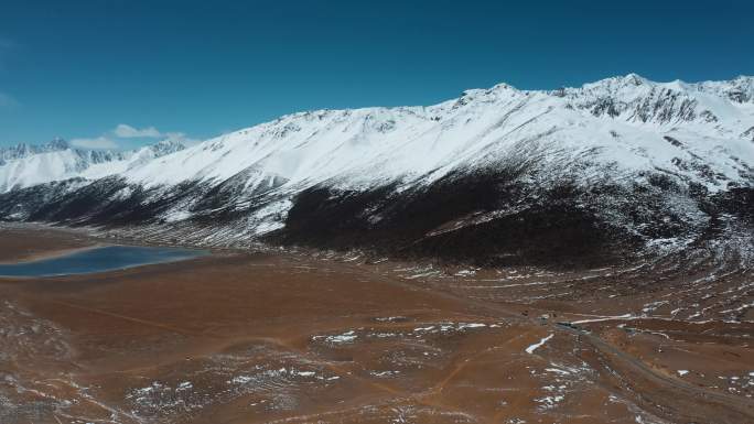 雪山盆地视频青藏高原延绵的雪山峡谷湖泊