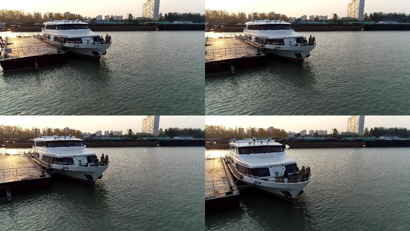 京杭之心古运河边游艇带模特空镜头
