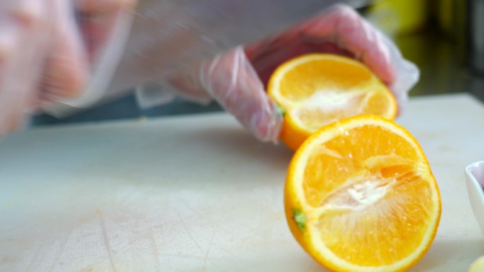 用刀切开的橙子
