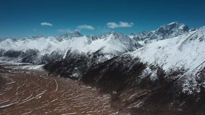雪山峡谷视频青藏高原延绵的雪山盆地平原