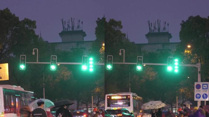 风雨天夜晚路口形形色色的行人