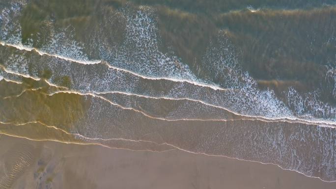 海边沙滩海水浪花拍打俯拍航拍美丽海岸线
