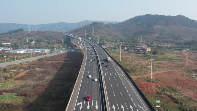 成都龙泉驿渝蓉高速航拍车流跟车