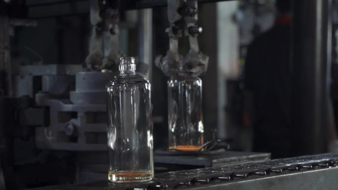 产业赋能，流水线生产酒瓶