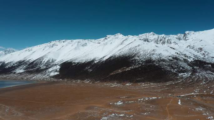 雪山平原视频青藏高原延绵的雪山峡谷湖泊